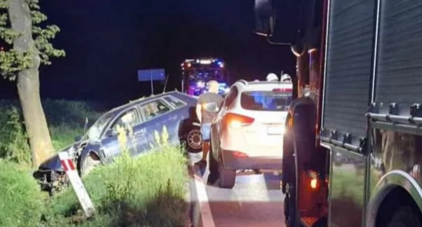 Dziś w nocy w Staroźrebach auto uderzyło w drzewo