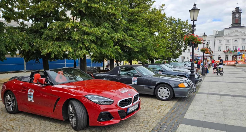  Fordy mustangi, bmw i mercedesy zaparkowały dziś na chwilę na płockiej starówce 