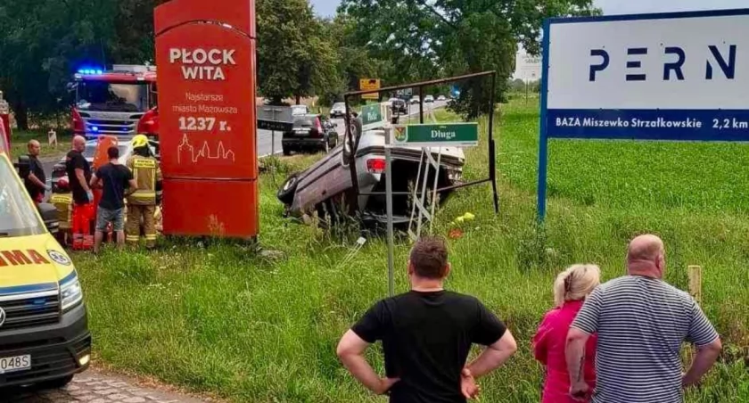 Dachowanie BMW przy wjeździe do Płocka