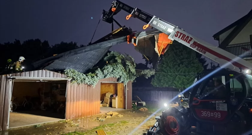 Usuwanie skutków burzy na posesji przy ul. Przydatki w Gąbinie