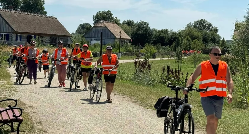 Rowerzyści z Płocka odkrywali dziś urokliwy Skansen Osadnictwa Nadwiślańskiego w Wiączeminie