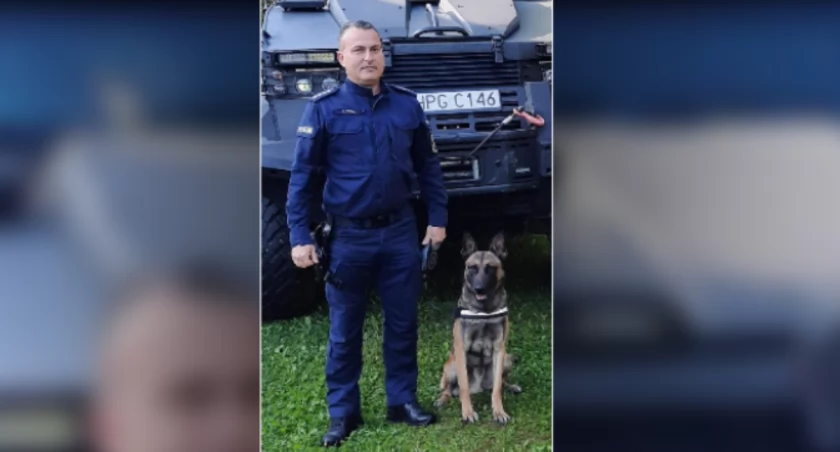 Przewodnik asp. szt. Paweł Pikała z KOmendy Miejskiej Policji w Płocku ze Selerem - psem do zadań specjlanych 