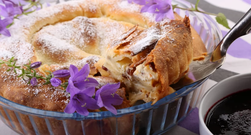 Strudel z serem i sosem jagodowym