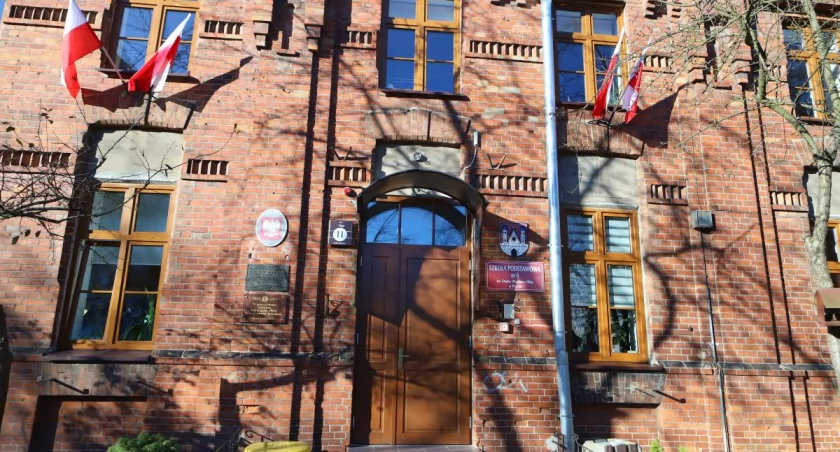 W najstarszej płockiej podstawówce – Szkole Podstawowej nr 6, trwa renowacja zabytkowej części budynku i remont sali gimnastycznej