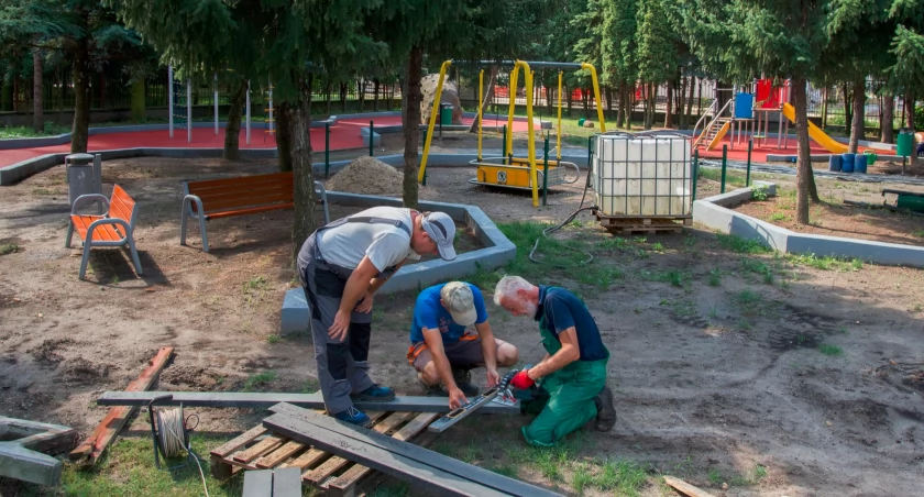 plac zabaw przy stadionie miejskim nabiera kształtu