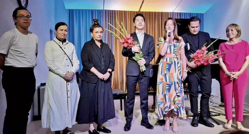 „Imieniny Fryderyka” w Sannikach. Od lewej: Tymek Bryndal, Ewa Szyman, Elżbieta Banecka, Hyo Lee, Monika Patrowicz, Michał Lesień-Głowacki, Aleksandra Głowacka