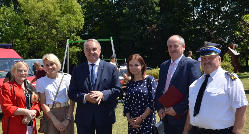 Od lewej: Radna Powiatu Maria Wróblewska, Burmistrz Gostynina Agnieszka Korajczyk-Szyperska, Senator RP Waldemar Pawlak, Wójt Gminy Gostynin Renata Kedzierska, Starosta Gostyniński Andrzej Krzewicki, emerytowany Komendant Powiatowy PSP w Gostyninie st. bryg. Mariusz Ostrowski