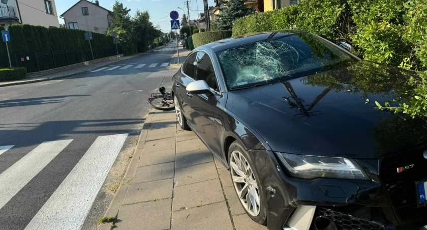 Na skrzyżowaniu ulic Rzecznej i Różanej w Płocku kierowca osobówki potrącił 72-letniego rowerzystę  