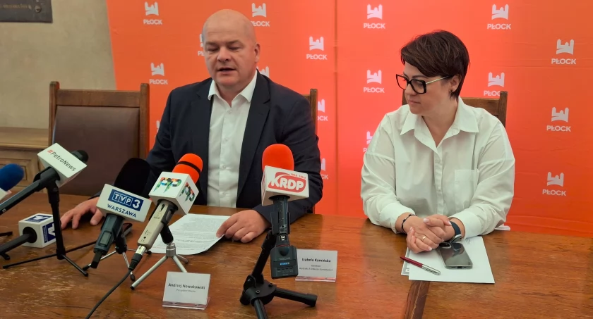 Prezydent Płocka Andrzej Nowakowski i Izabela Kamińska - Dyrektor Wydziału Funduszy Europejskich