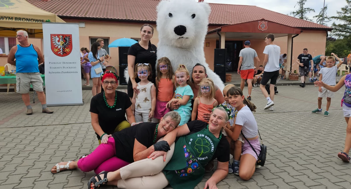 Wokół Nas, Piknik „Od juniora seniora” Proboszczewicach Świetna zabawa małych dużych - zdjęcie, fotografia