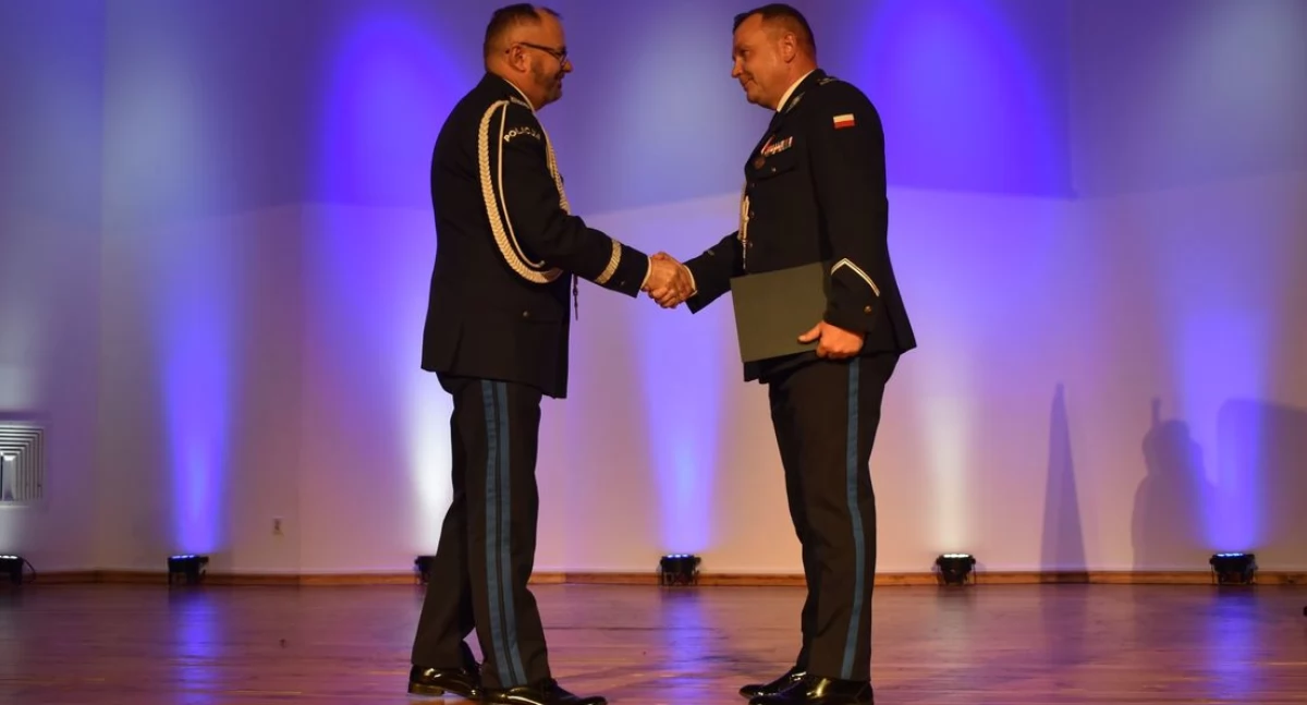 Nadinsp. Waldemar Wołowiec ( z lewej)  - Komendant Wojewódzki Policji z siedzibą w Radomiu wręczył nominację nowemu szefowi KMP w Płocku - mł. insp. Krzysztofowi Szymańskiemu 