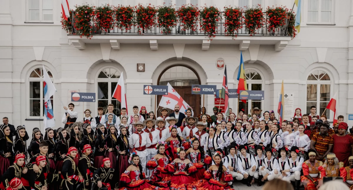 Uczestnicy festiwalu zaprezentowali się we wtorek na Starym Rynku 
