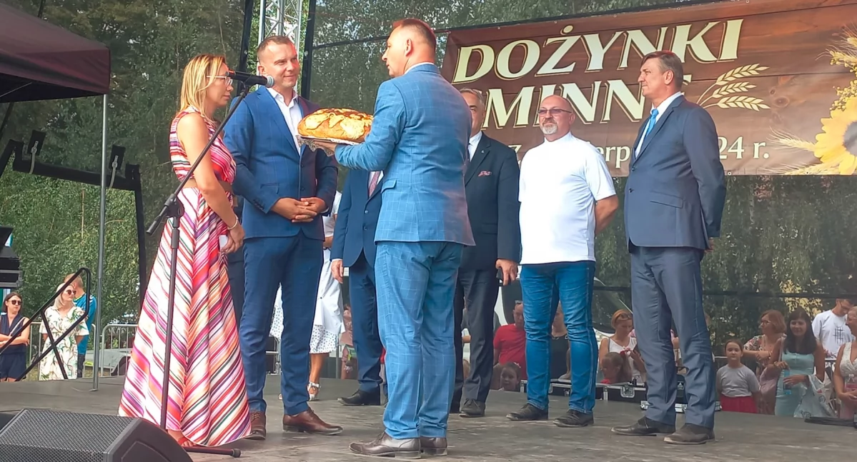Starostowie tegorocznych dożynek przekazują chleb wójtowi gminy Brudzeń Duży Michałowi Twardemu