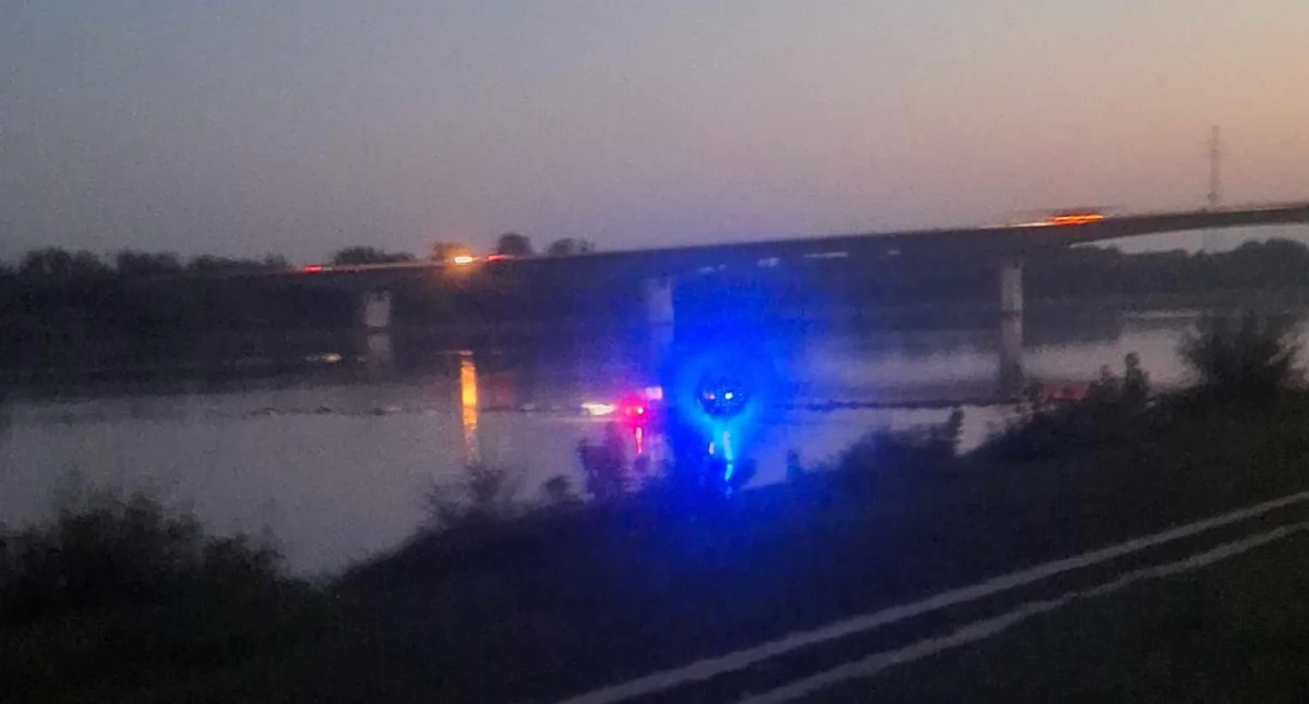 Wiadomości Policja , Poszukiwania latki Wyszogrodu tropiące brzegu Wisły znalazły torebkę [AKTUALIZACJA] - zdjęcie, fotografia