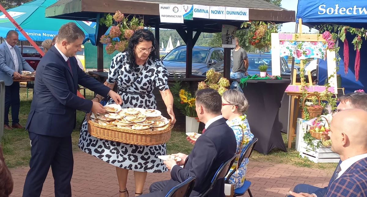 wójt gminy Nowy Duninów Karol Gutkowicz podczas dzielenia się poświęconym chlebem i rybą
