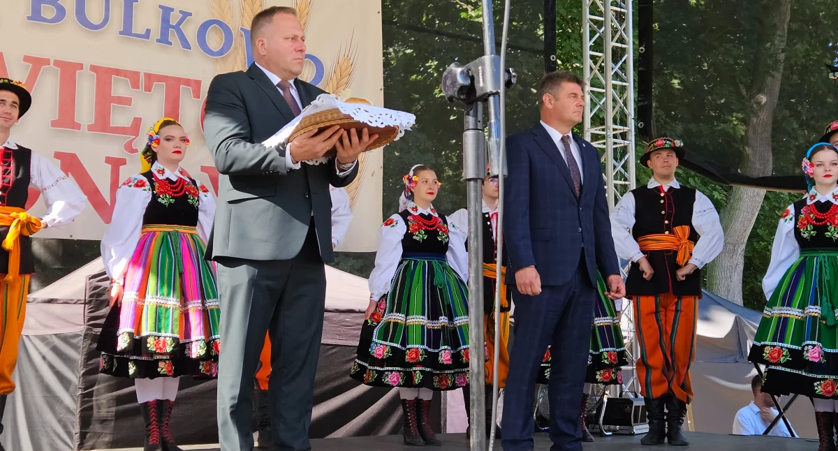 Wójt Gminy Bulkowo rozdzielił między uczestników chleb dożynkowy
