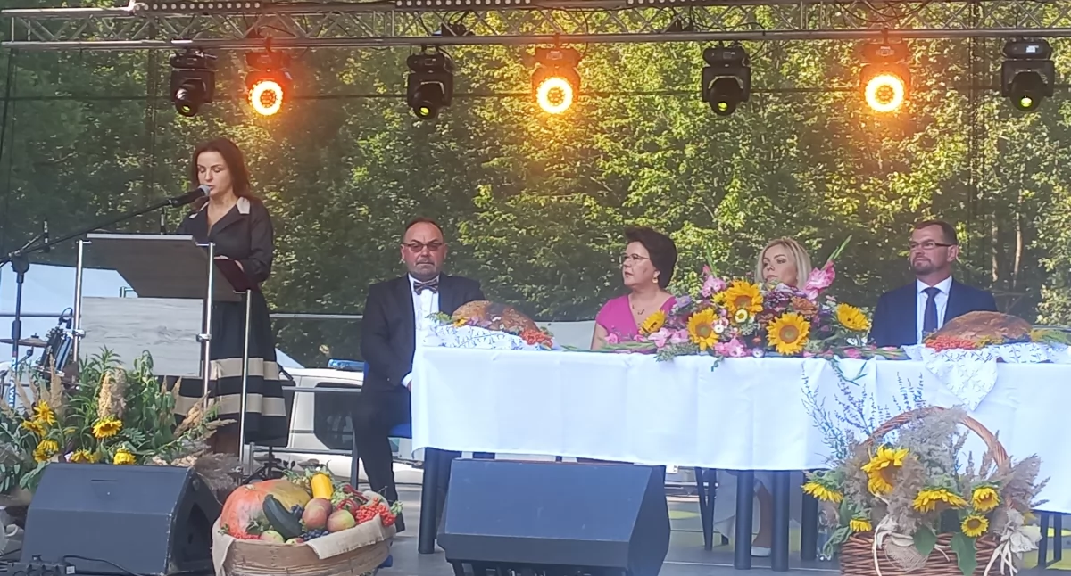wójt Renata Kędzierska podczas swojego wystąpienia otwierającego dożynki w Lucieniu