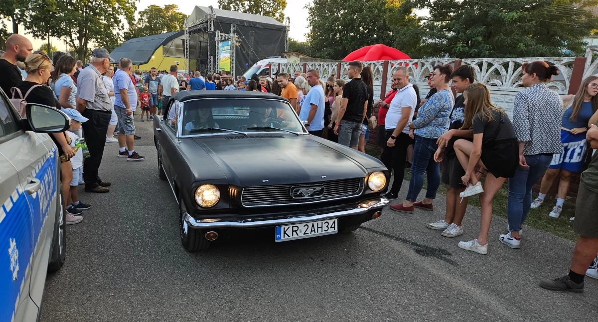 Warto wiedzieć, Wielkie święto Małej Rywalizacja sportowa parada motocykli samochodów dożynki - zdjęcie, fotografia