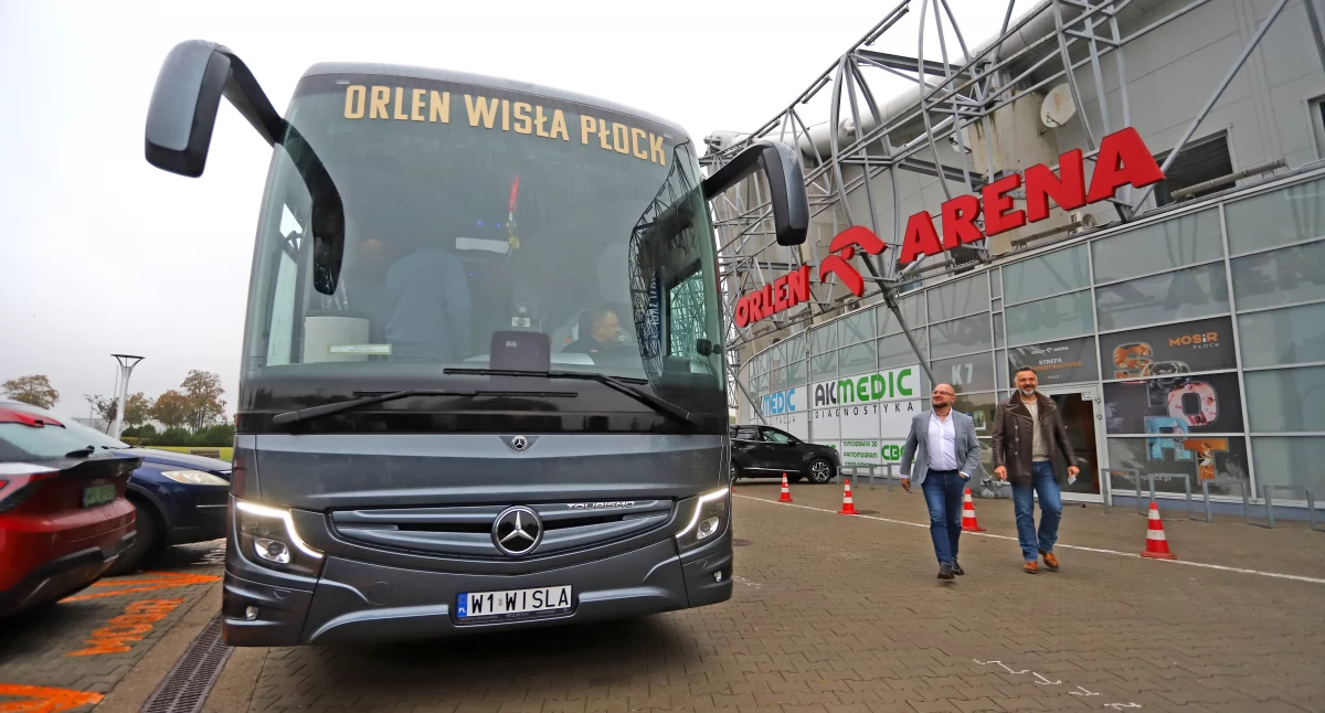 Jest 3-osiowy i 14-metrowy, najdłuższy z dostępnych na rynku Mercedesów, to autobus zawodników ORLEN Wisły Płock