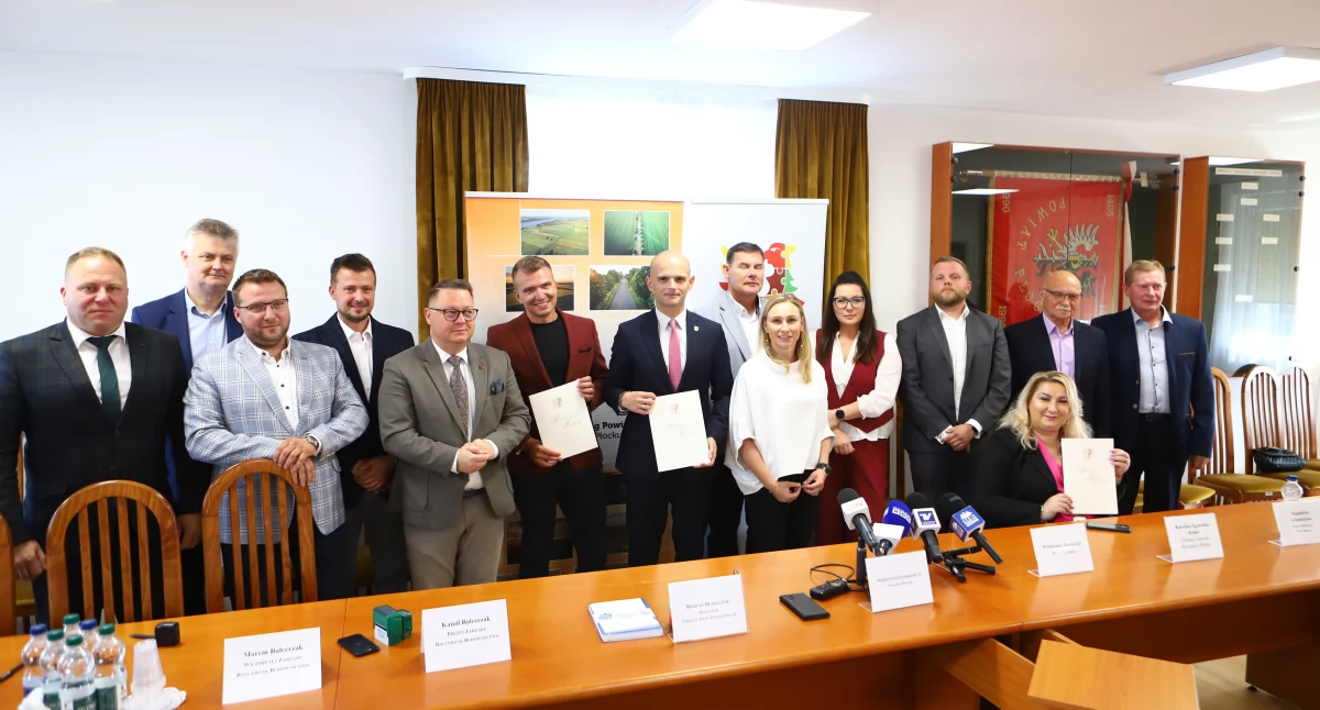 Podpisanie umowy w starostwie powiatowym w Płocku  rozbudowę drogi powiatowej Dzierżanowo-Gromice-Mąkolin-Rogowo wraz z budową mostów na Mołtawie w Mąkolinie i Łętowie