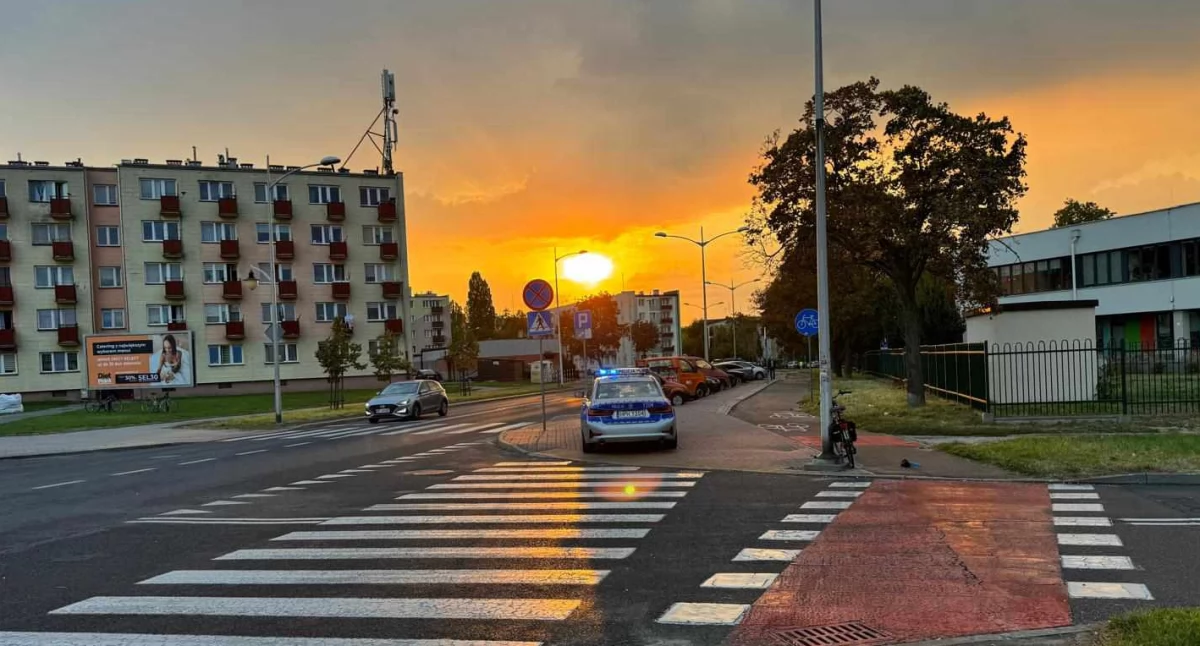Wiadomości Policja , Samochód uderzył rowerzystkę Wypadek Gałczyńskiego Płocku [ZDJĘCIA] - zdjęcie, fotografia