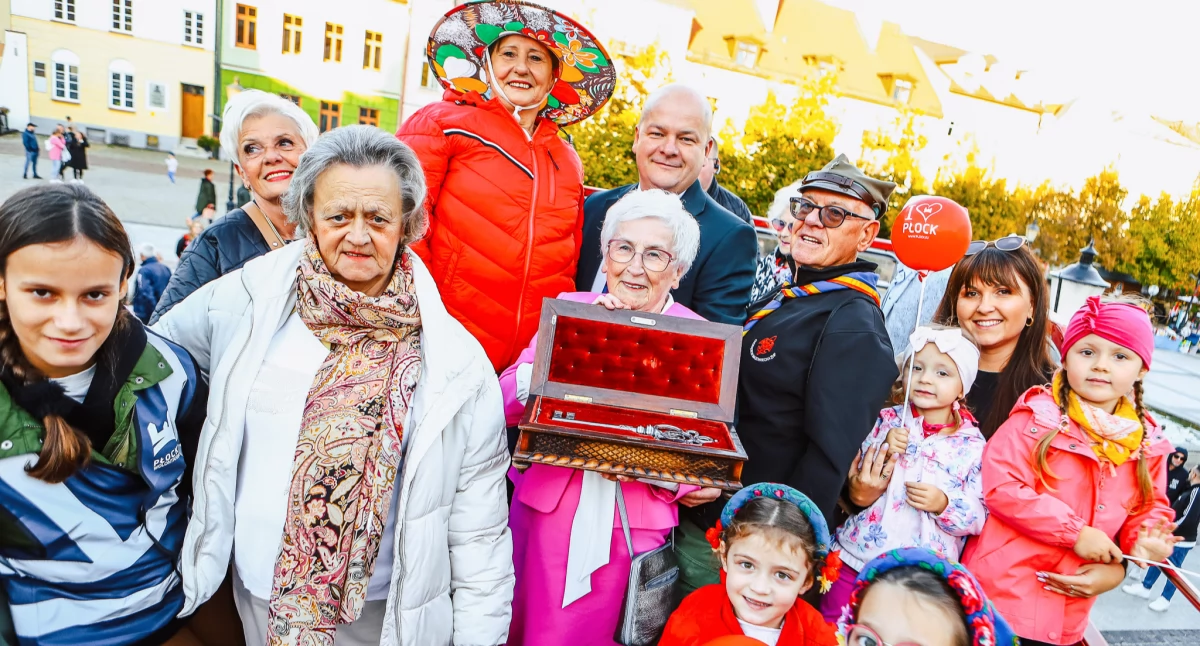 Pełna barw, tańca, muzyki i niesamowitej energii Parada Seniorów rozpoczęła obchody Miesiąca Seniorów w Płocku.