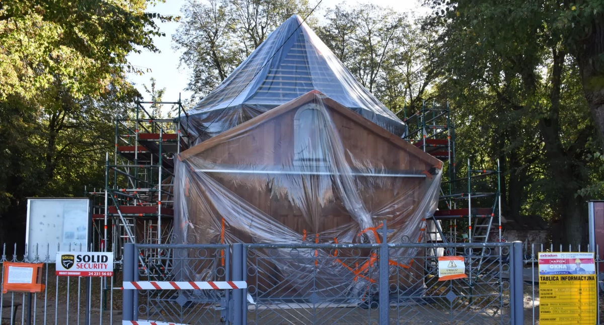Warto wiedzieć, Owinęli kościół folią dzieje świątynią Brwilnie - zdjęcie, fotografia