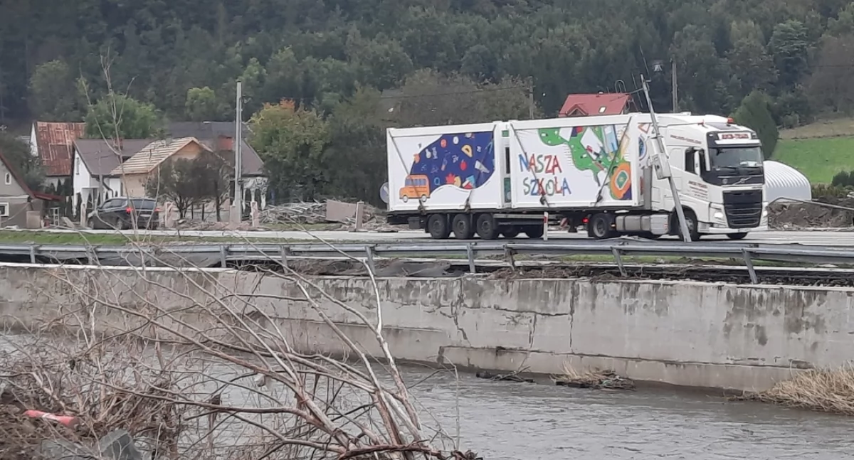 Nowa szkoła i przedszkole modułowa w w Żelaźnie.  inicjatywa firm Modular System i Entelo