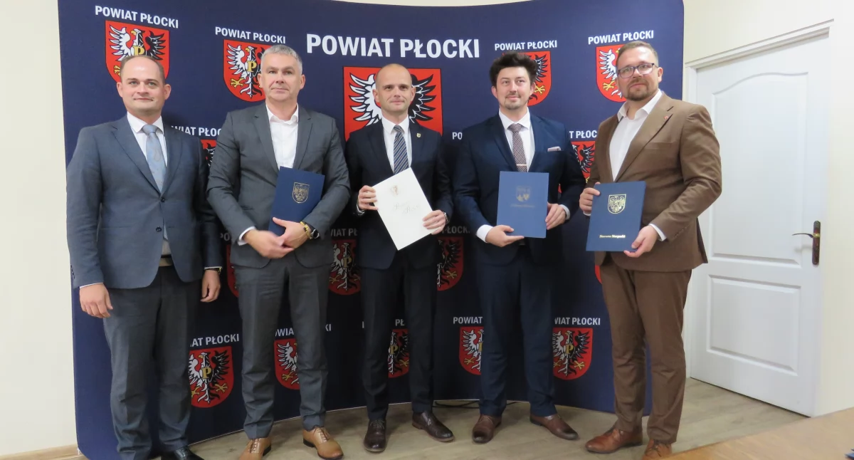 Starosta Płocki Sylwester Ziemkiewicz, Wicestarosta Sierpecki Piotr Rzeszotarski, Starosta Płoński Artur Adamski, Wicestarosta Płoński Jacek Ryziński, Wicestarosta Lipnowski Mariusz Linkowski.