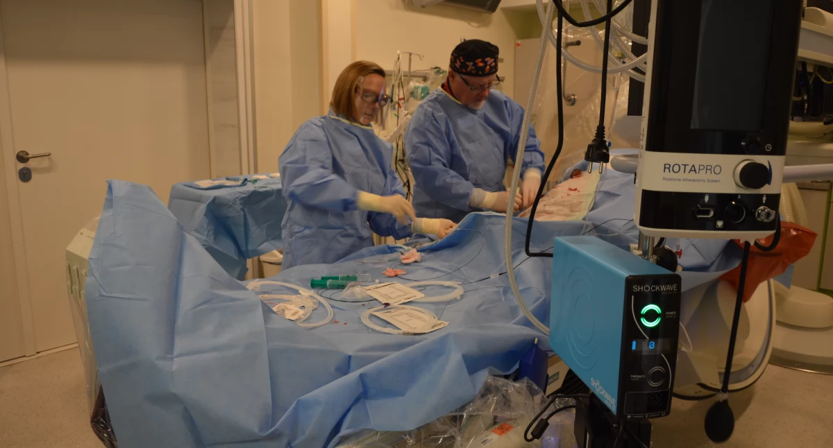 W środę, 9 października u dwojga pacjentów Klinicznego Oddziału Kardiologicznego Wojewódzkiego Szpitala Zespolonego w Płocku, wykonano pierwsze zabiegi litotrypsji wewnątrznaczyniowej (IVL, Shockwave, Symico)