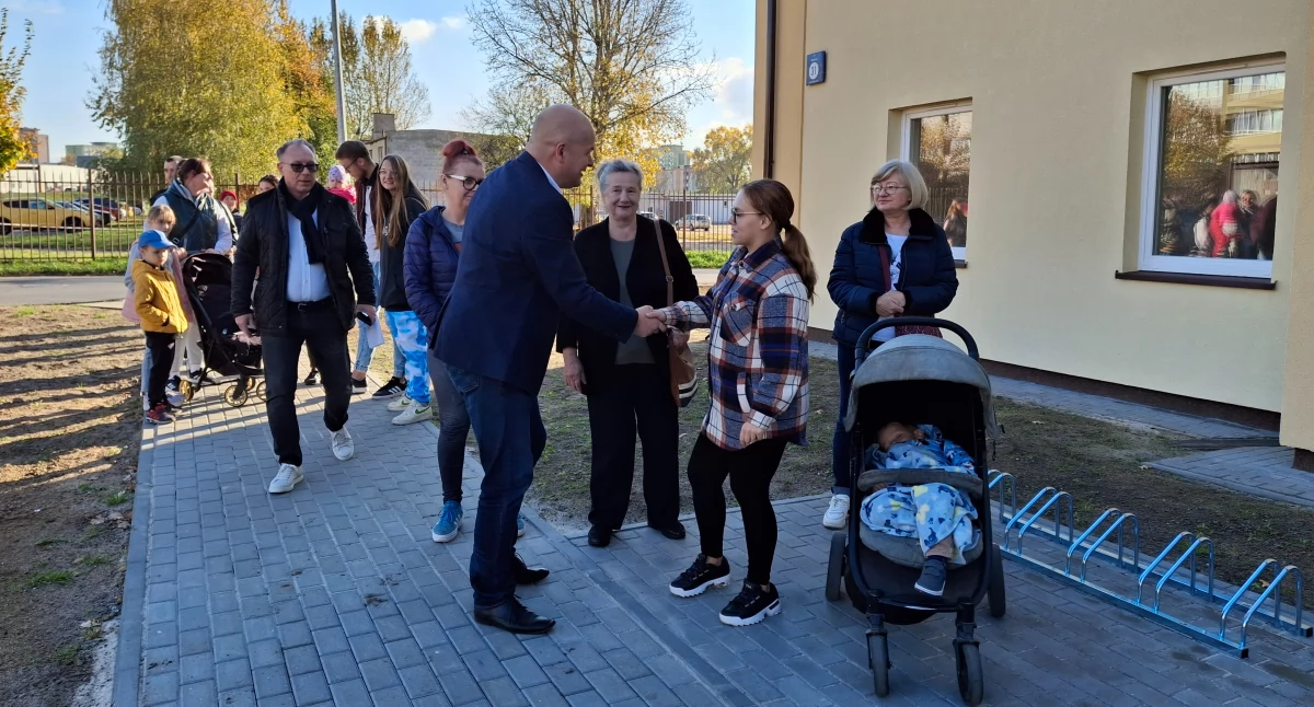 Prezydent Miasta Płocka Andrzej Nowakowski podczas rozdania kluczy lokatorom bloku na osiedlu Miodowa Jar
