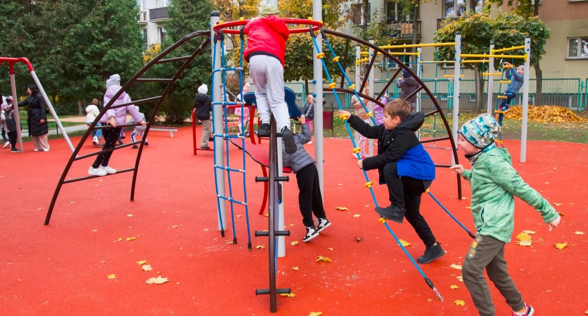 odświeżony plac zabaw przy SP nr 18 w Płocku
