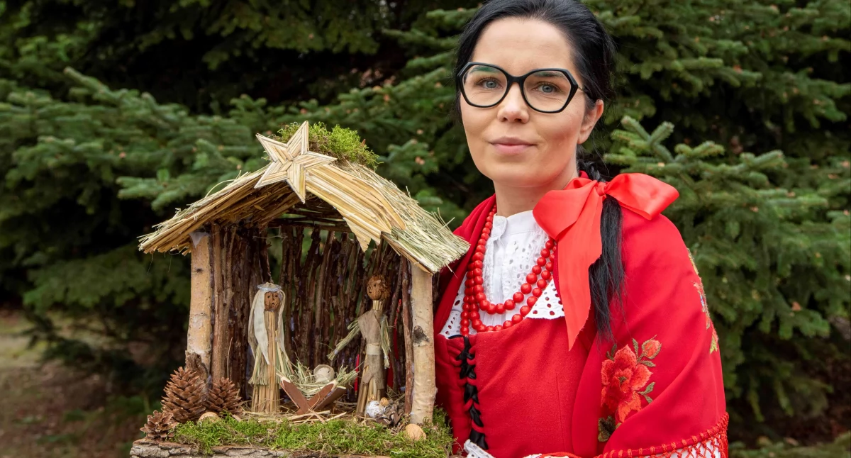Pracę prezentuje Aneta Piotrowska - pracownik Muzeum Wsi Mazowieckiej w Sierpcu