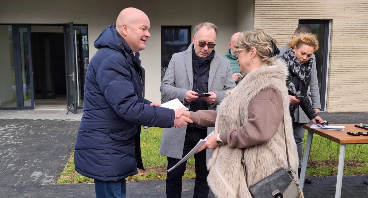 Prezydent Płocka Andrzej Nowakowski i wiceprezydent Piotr Dyśkiewicz podczas wręczania kluczy lokatorom budynku w ramach programu 