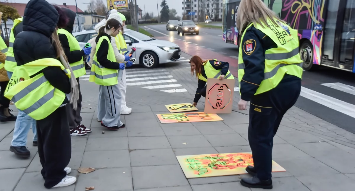 Jak powstają tajemnicze obrazki przy przejściach dla pieszych w Płocku?