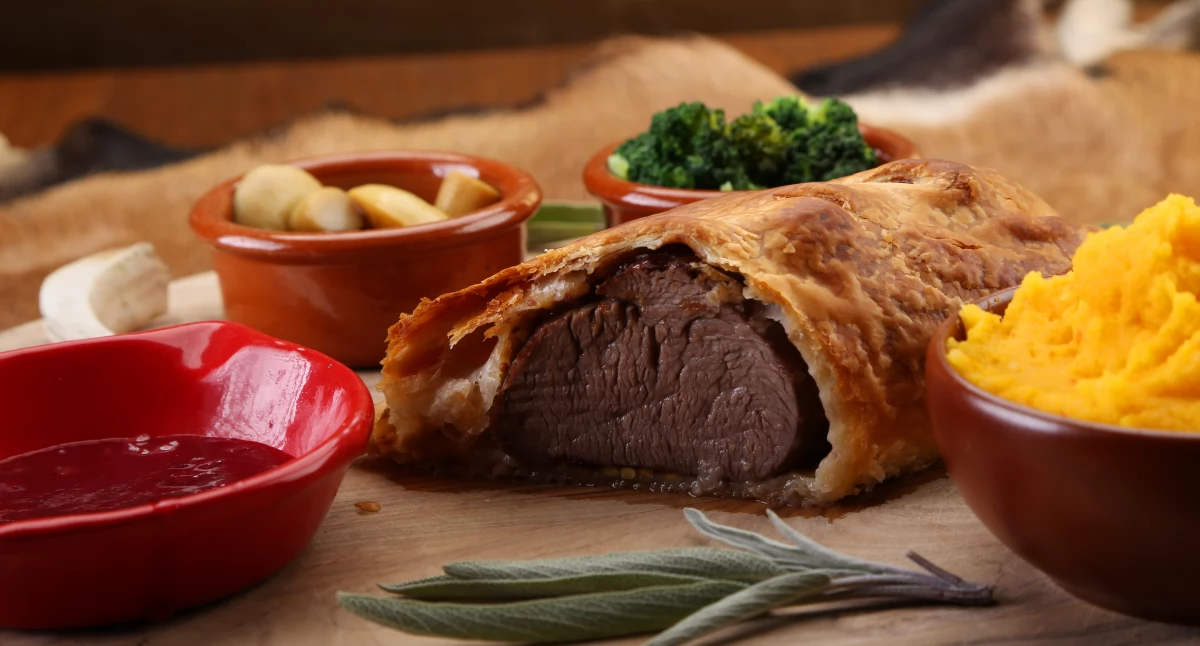 Polędwica z jelenia w cieście francuskim i puree dyniowym