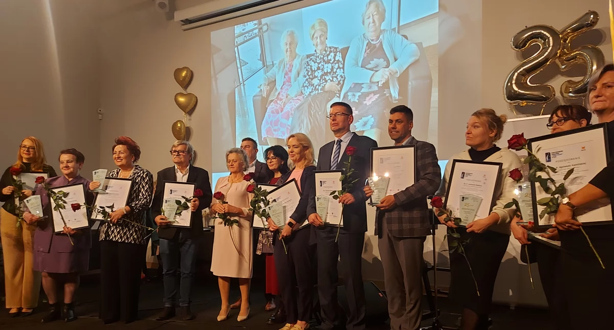 Podczas jubileuszowej gali płockiego Stowarzyszenia Pomocy Osobom z Chorobą Alzheimera podziękowania przekazano przyjaciołom, wolontariuszom wspierającym organizację w codziennej działalności