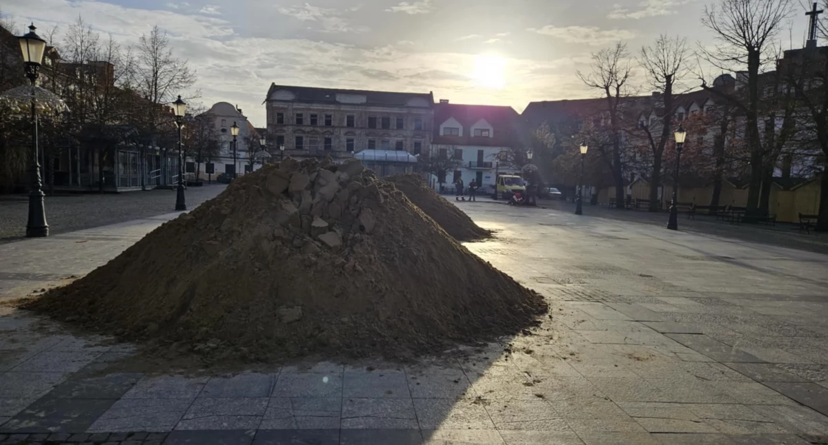 Warto wiedzieć, Ogromne kopce gigantyczne instalacje dzieje Starówce Płocku - zdjęcie, fotografia