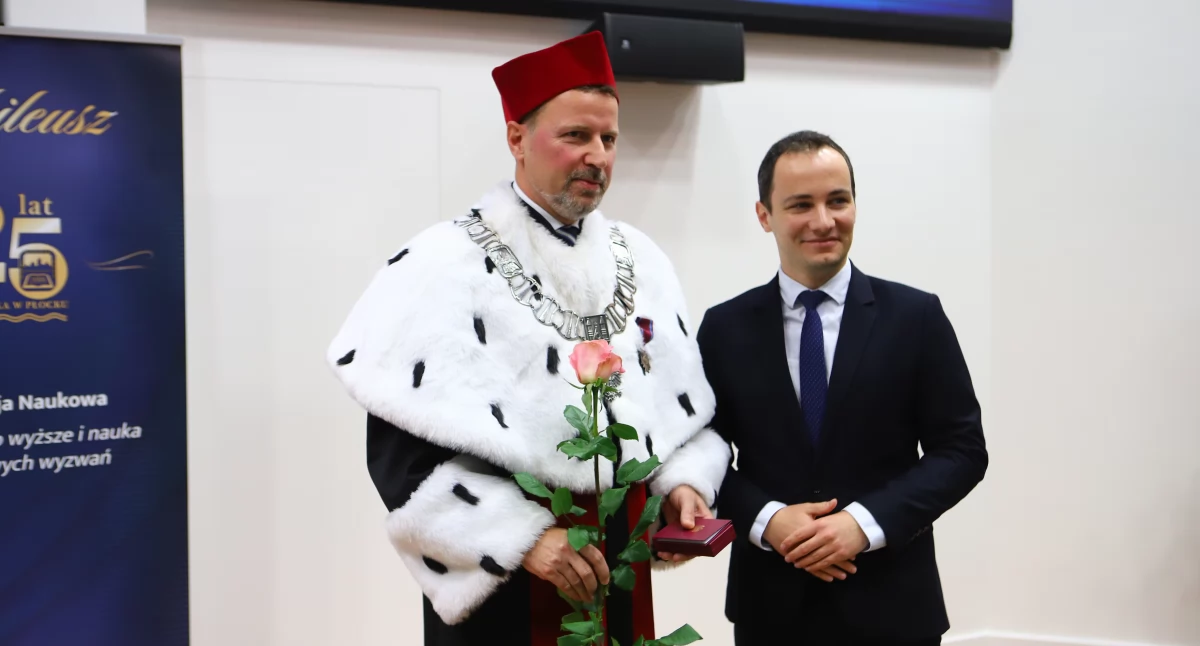 Podczas jubileuszowej gali rektor Akademii Mazowieckiej w Płocku prof. Maciej Słodki został odznaczony Brązowym Krzyżem Zasługi i Medalem Komisji Edukacji Narodowej