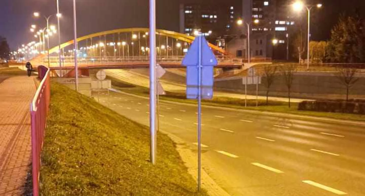 Wiadomości Policja , ubrania biegał Piłsudskiego Płocku końcu wbiegł samochód - zdjęcie, fotografia
