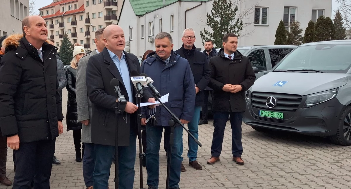 Prezydent Płocka Andrzej Nowakowski podczas rozdania busów marki Mercedes 