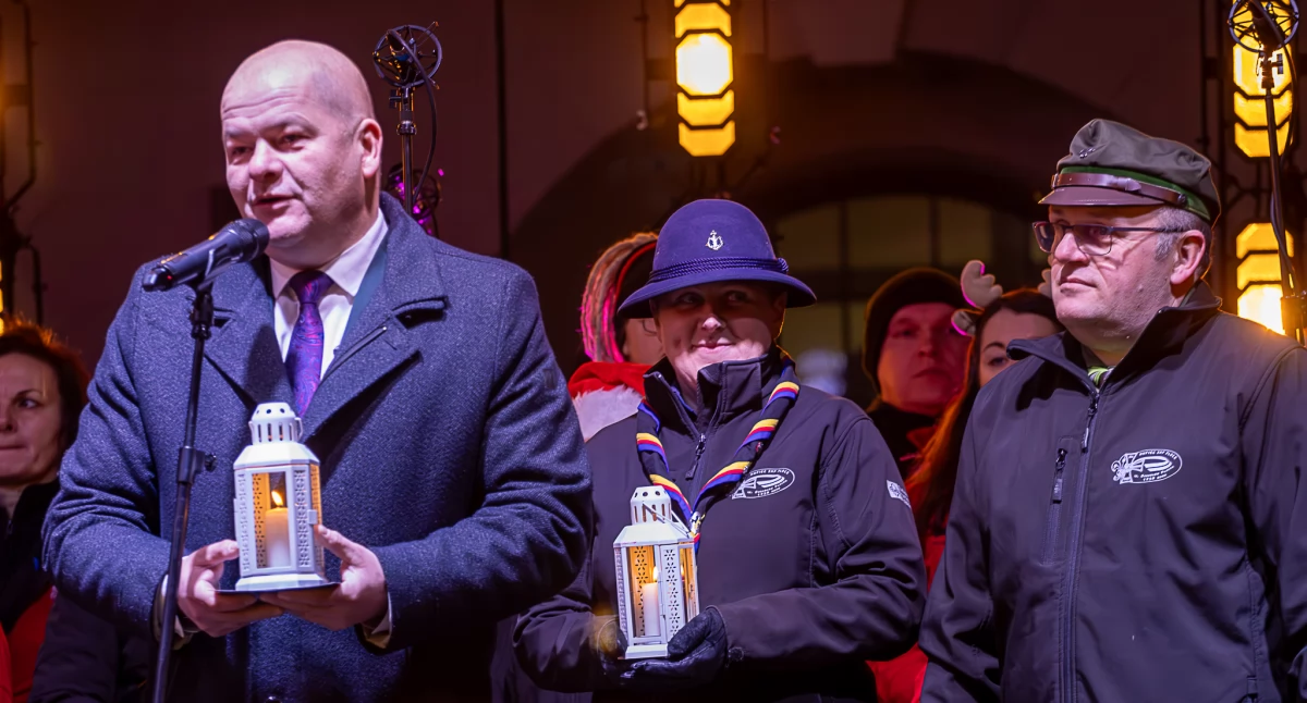 Andrzej Nowakowski prezydent Płocka odebrał od harcerzy Betlejemskie Światło Pokoju