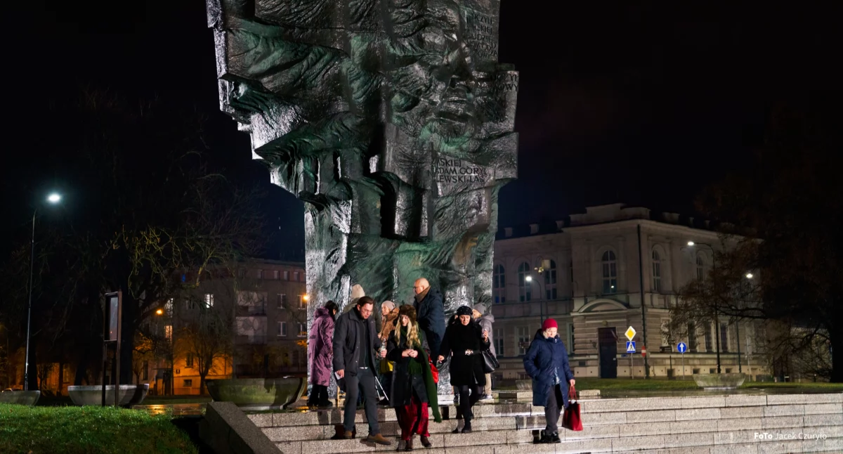 happening pod pomnikiem Broniewskiego
