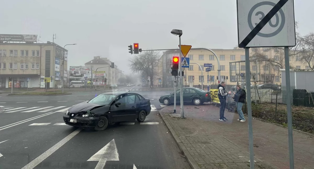 Zdarzenie drogowe na skrzyżowaniu ul. Nowy Rynek i Al. Jachowicza