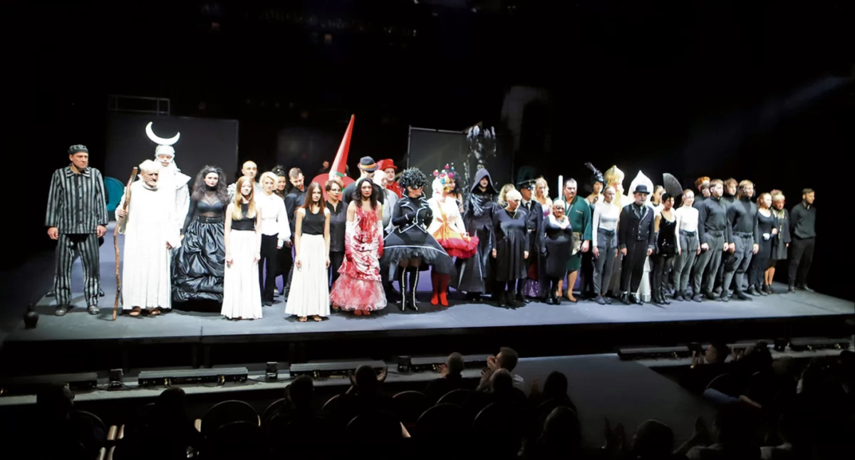 Teatr, lecie Teatru Dramatycznego Jerzego Szaniawskiego Płocku Masovia srebrne podkowy kostiumy wybiegu - zdjęcie, fotografia