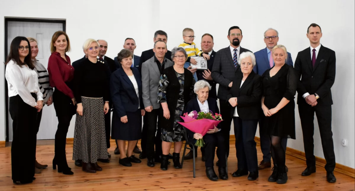 Warto wiedzieć, Jubileusz mieszkanki gminy Bulkowo Józefa Rydzewska skończyła - zdjęcie, fotografia
