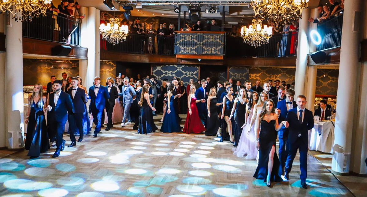 Szkoła, Studniówka Płocku zobacz uczniowie Płocka świętowali wyjątkowy moment! - zdjęcie, fotografia