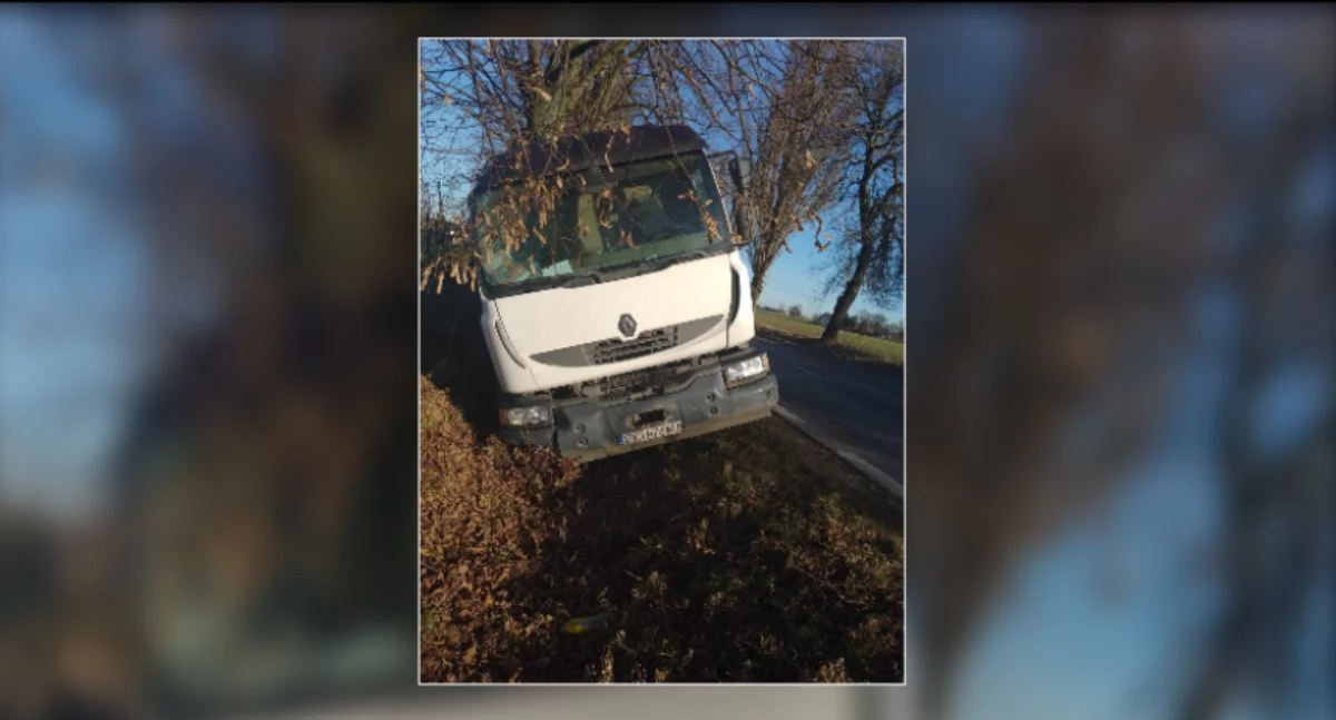 W Bronowie Zalesiu (gm. Stara Biała) samochód wjechał do rowu