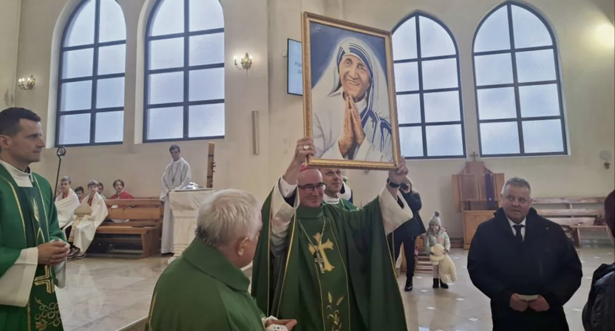 Religia, Relikwie Matki Teresy Kalkuty parafii Matki Bożej Fatimskiej Płocku - zdjęcie, fotografia