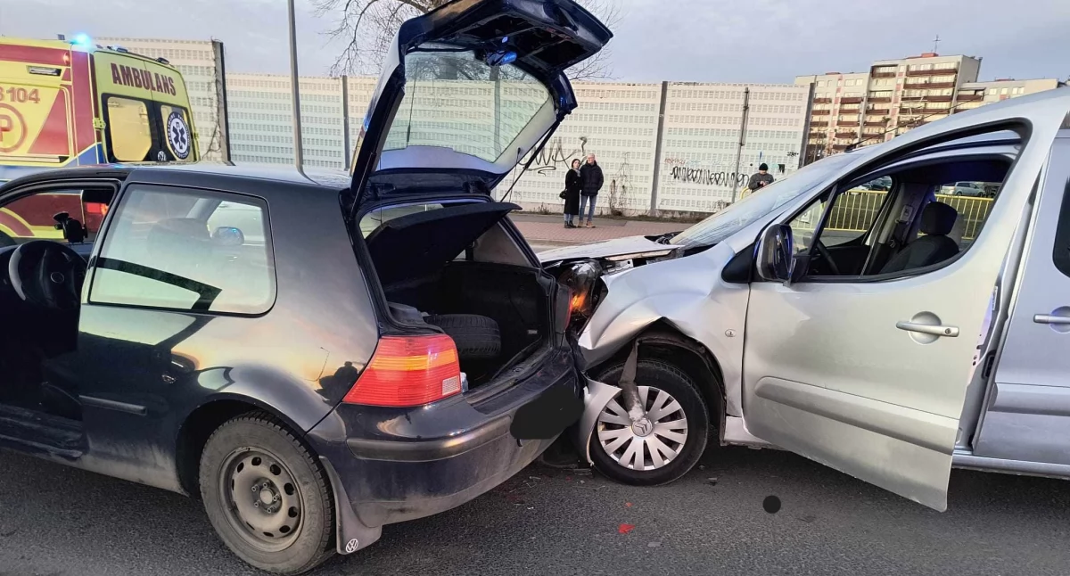 Na ulicy Wyszogrodzkiej doszło do zdarzenia z udziałem trzech pojazdów